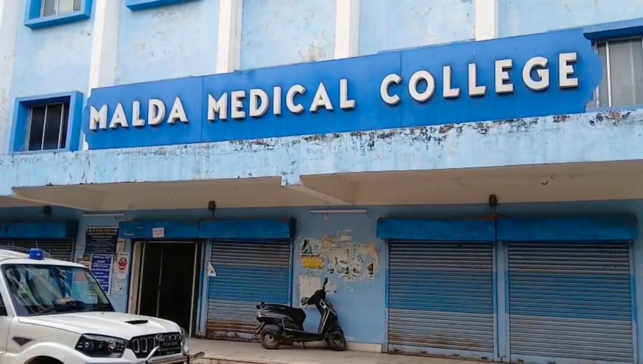 Roof tiles are falling off at Malda Medical College, students are in panic
