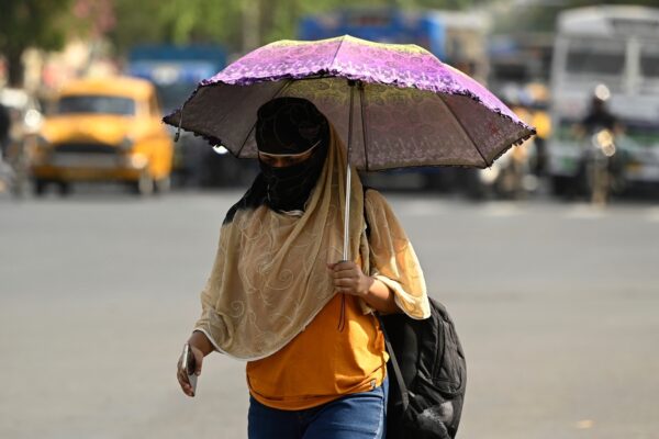 গরমে নাজেহাল বাংলা, বৃষ্টির সম্ভাবনা উত্তরে Bengal reels under heatwave, rain likely in north