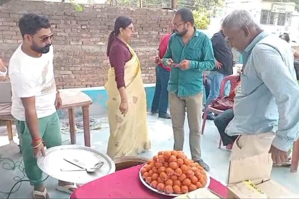 জগন্নাথের প্রাণ প্রতিষ্ঠায় খিচুড়ি ও লাড্ডু ভোগ ইংরেজবাজারে Khichuri and laddus are enjoyed at English Bazaar to commemorate the life of Lord Jagannath