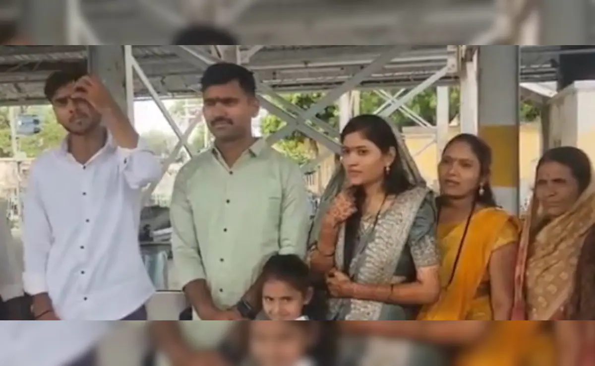 Dulhan bids farewell to husband for battle field