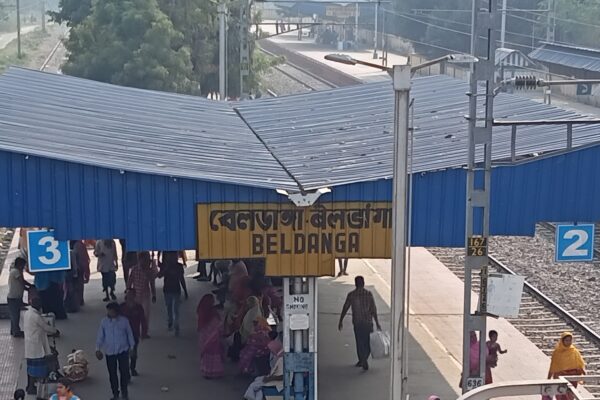 চালকের তৎপরতায় দুর্ঘটনা থেকে বাঁচল শিয়ালদা-লালগোলাগামী প্যাসেঞ্জার accident