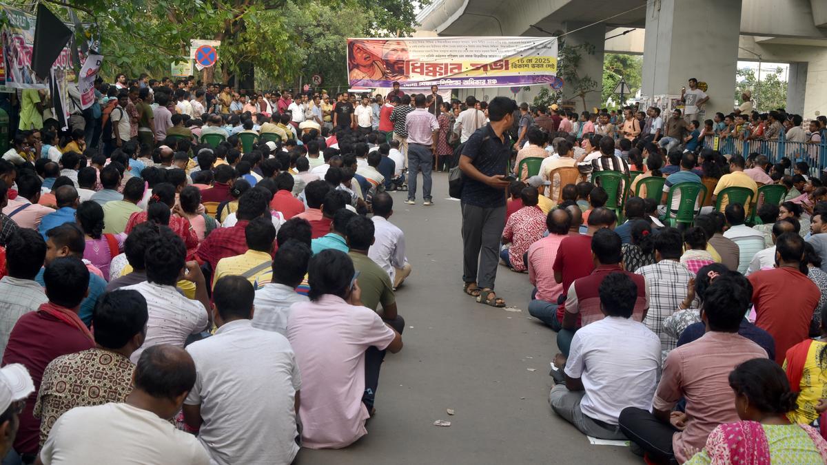Incompetent teachers attempt to protest in front of the Chief Minister's house in Kalighat