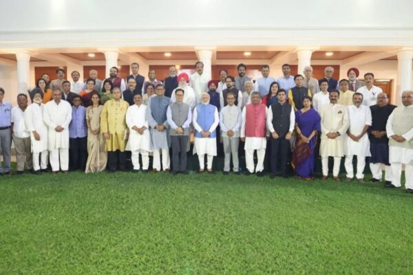 PM প্রধানমন্ত্রীর আমন্ত্রণে নৈশ ভোজে যোগ দিলেন অভিষেক pm modi