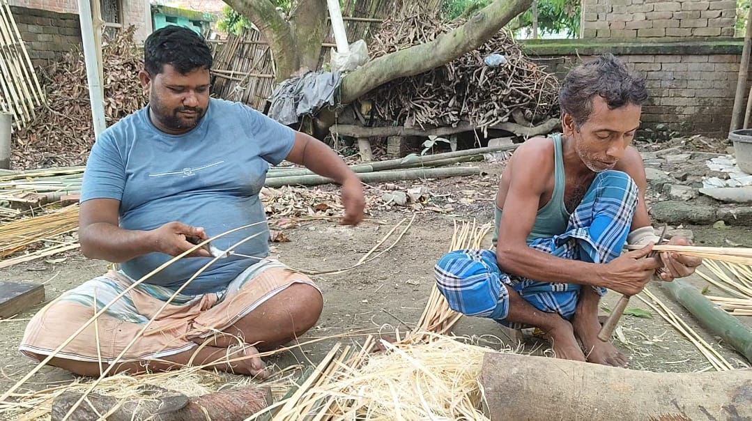 kaliachak এ হারিয়ে যাচ্ছে বাঁশশি