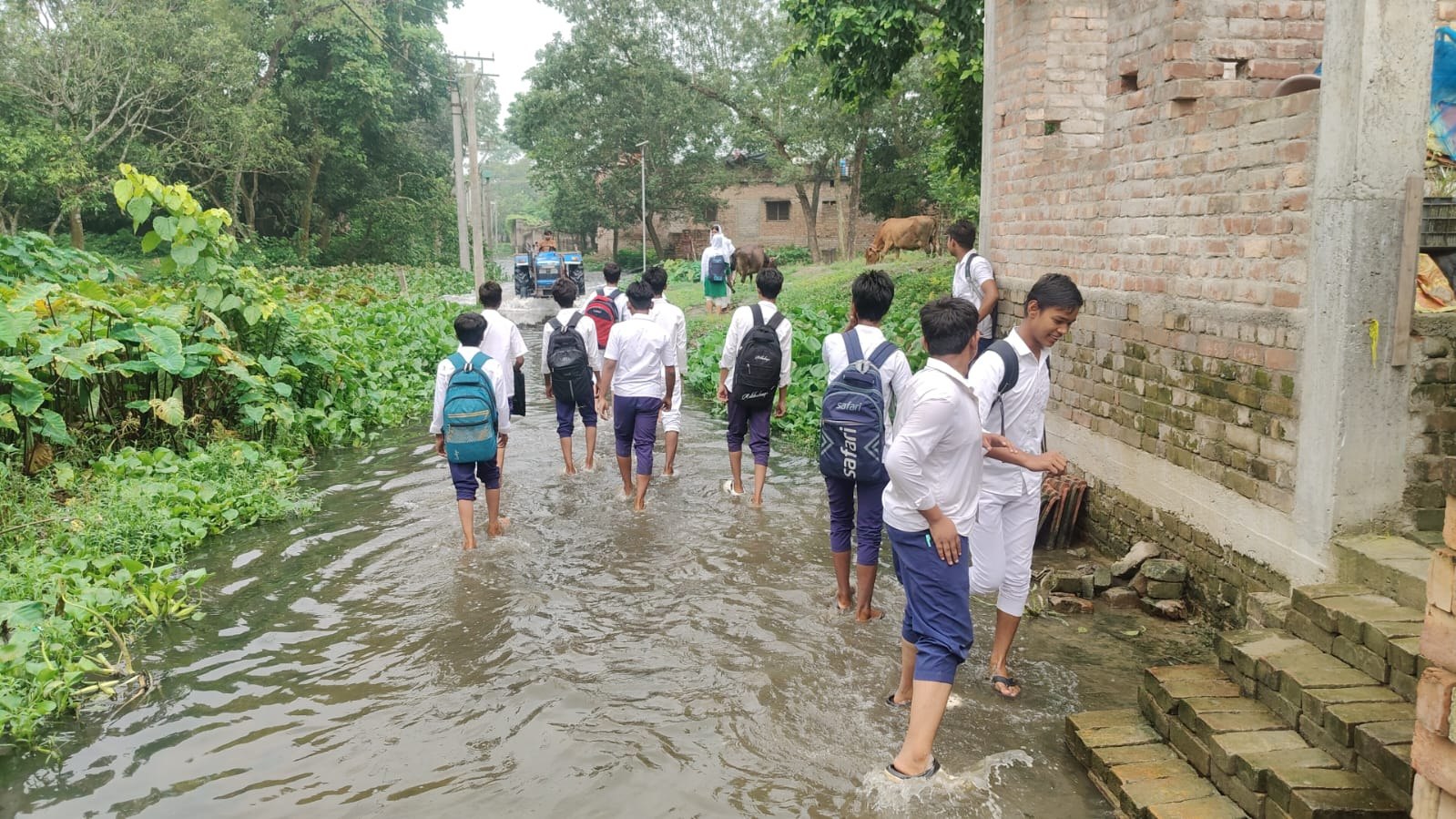 Kaliachak ৬ মাস জলের নিচে রাস্তা