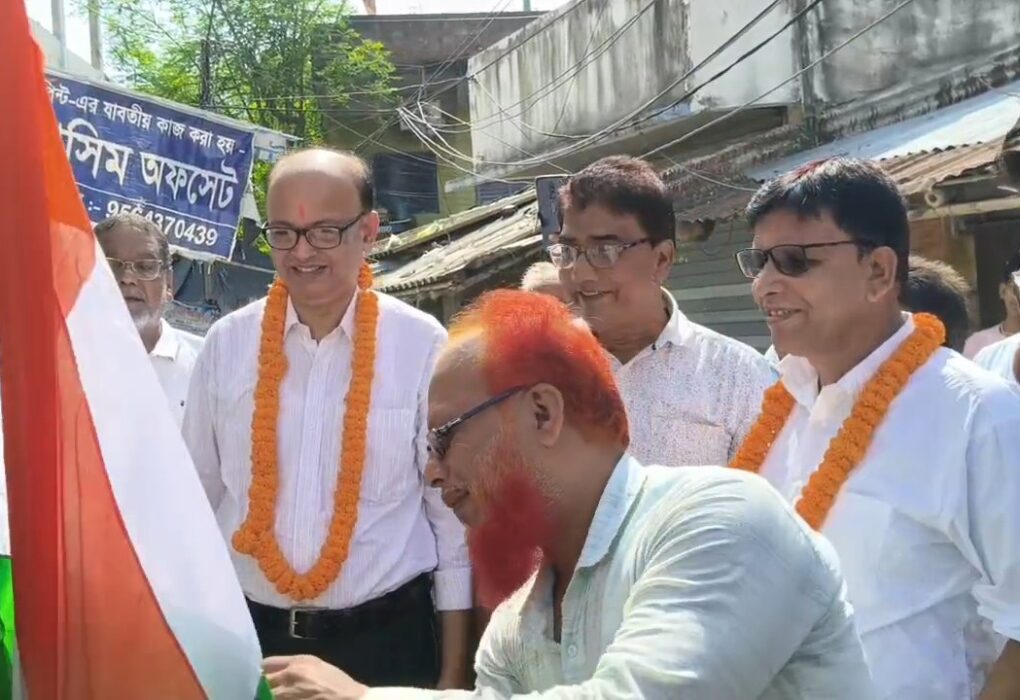 স্বাধীনতা দিবসে পতাকা উত্তোলনে