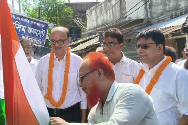 স্বাধীনতা দিবসে পতাকা উত্তোলনে