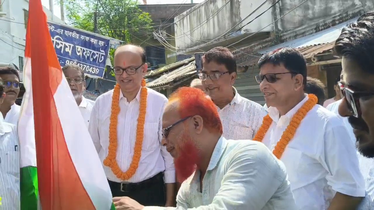 স্বাধীনতা দিবসে পতাকা উত্তোলনে